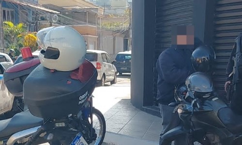 Câmeras flagram e homem é preso com moto clonada em Volta Redonda